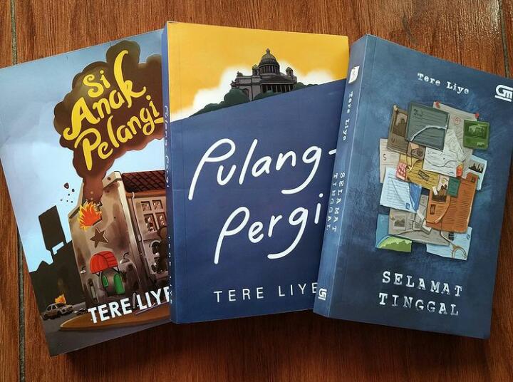 Tampilan buku-buku yang dijual di situs belanja online.