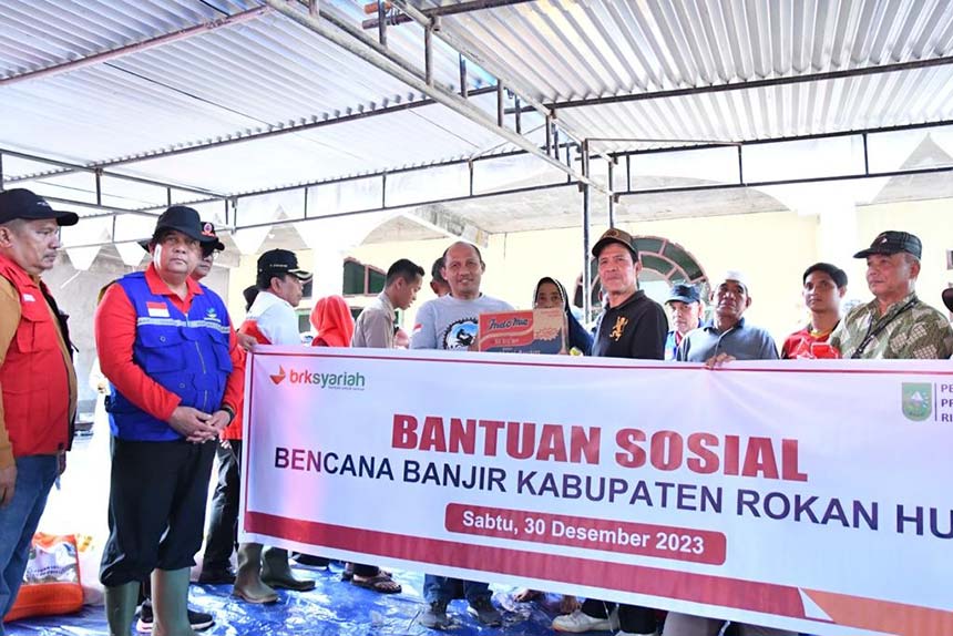 Gubernur Riau Edy Natar Nasution menyaksikan penyerahan bantuan untuk korban banjir Rokan Hulu dari Bank Riau Kepri Syariah, Sabtu (30/12/2023).