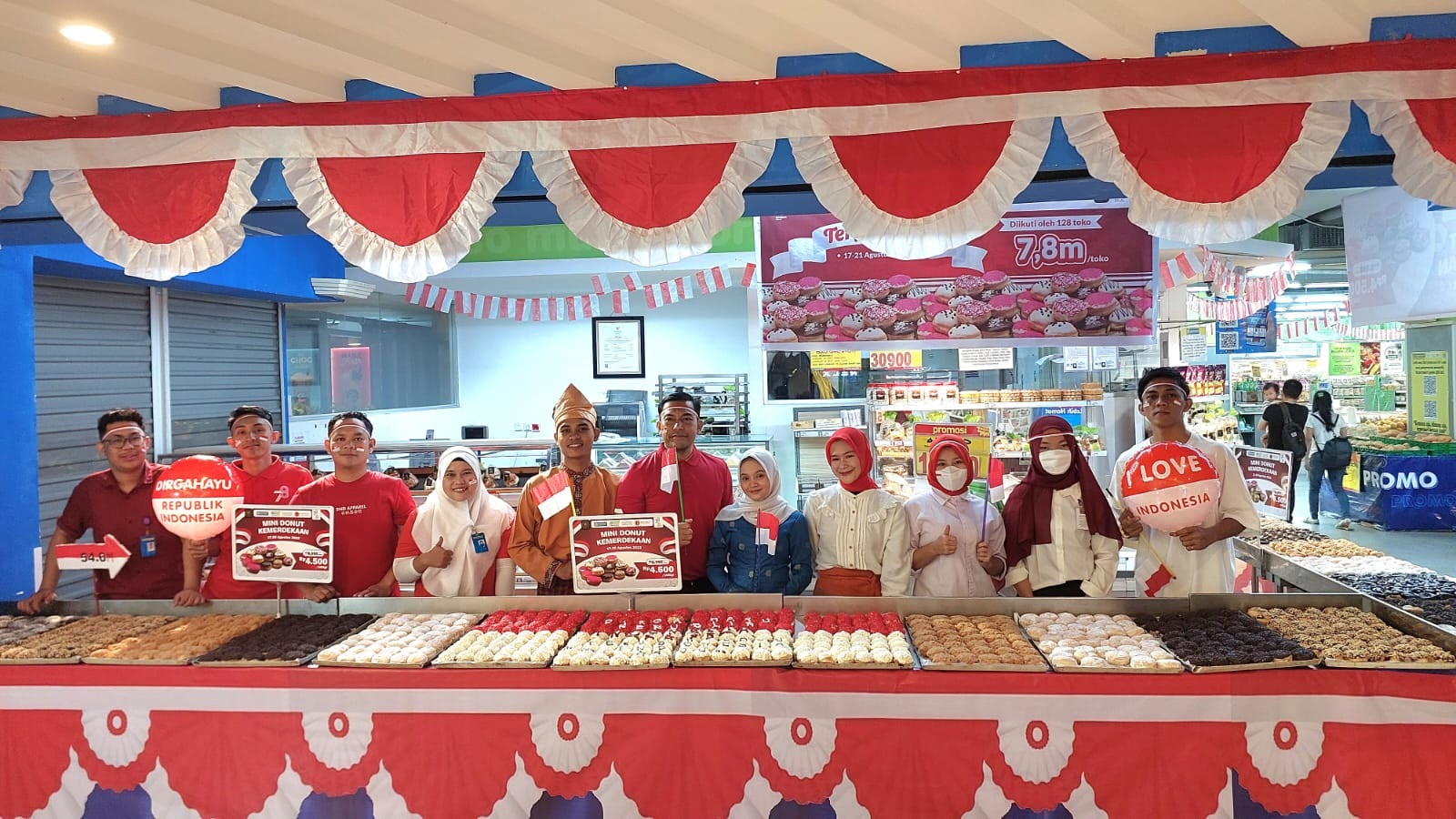 Mini donat terpanjang yang dipajang di 128 jaringan Hypermart di Indonesia termasuk Hypermart Mal SKA dalam rangka memeriagkan HUT k-78 RI, Kamis (17/8/2023). Setiap toko memajang 7,8 meter yang bila dirangkai mencapai satu kilometer.