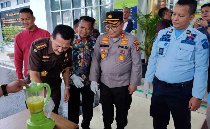 Plt Kajari PeÂ­kanbaru MarÂ­tinus Hasibuan memimpin pemusnahan barang bukti dari 412 perkara yang dilakukan di halaman Kejari Pekanbaru, Kamis (8/12/2022).