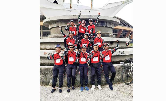 Anggota komunitas Widya Graha 1 foto bersama di Stadion Utama Riau usai mengikuti gowes beberapa waktu lalu.