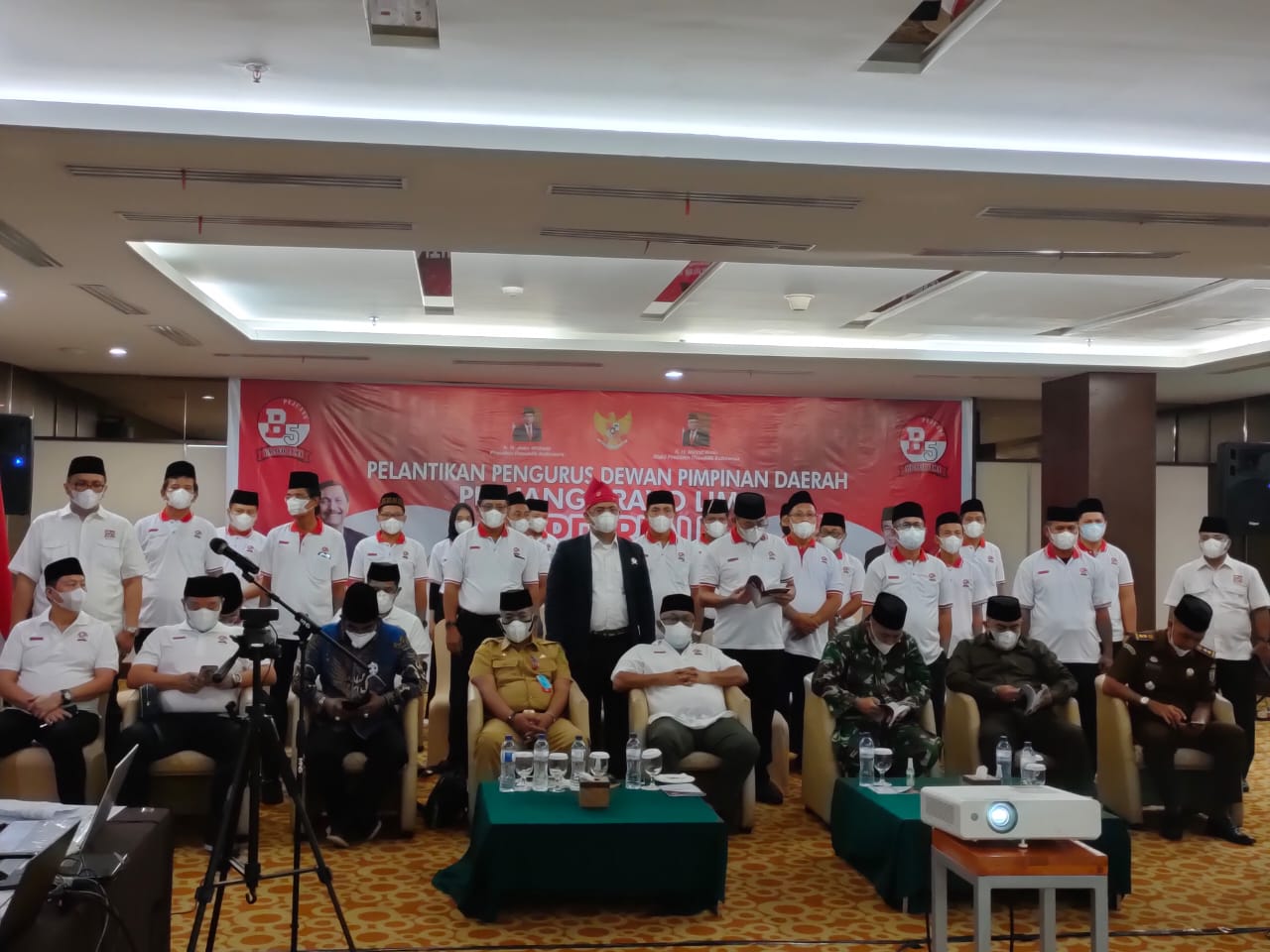 Jenderal TNI (Purn) Fachrul Razi secara virtual dari Jakarta melantik DR (C) Gulat ME Manurung sebagai Ketua DPD Pejuang Bravo 5 Riau bersama pengurus di Pekanbaru, Selasa (3/11/2020).(ERIZAL/RIAUPOS.CO)