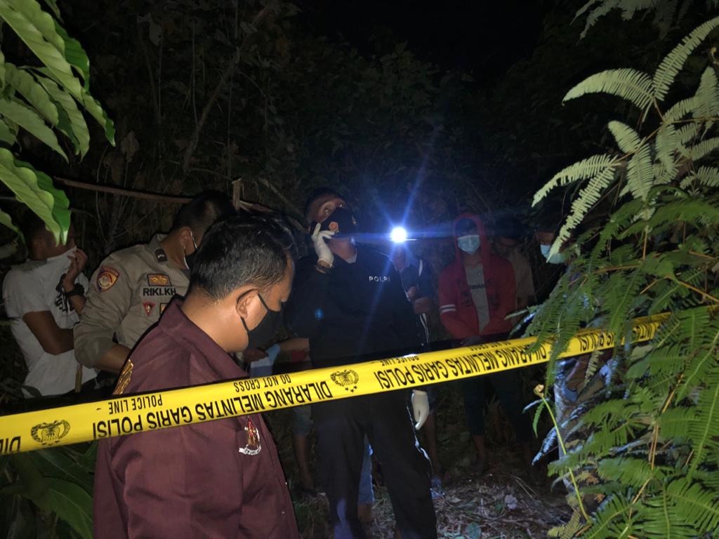 Proses evakuasi jenazah oleh pihak kepolisian setempat terhadap temuan jasad di kebun karet di Jalan Air Gemuruh, Desa Gogok Darussalam, Kecamatan Tebingtinggi Barat, Kabupaten Kepulauan Meranti, Selasa (27/10/2020) malam.(POLRES MERANTI FOR RIAUPOS.CO)