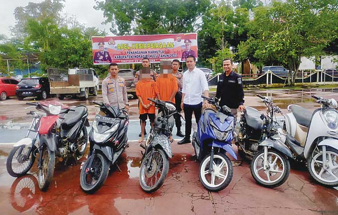 Waka Polres Inhu Kompol Dwi Yatmoko STP SIK MIK (kiri) didampingi Kasat Reskrim AKP Agung Rama Setiawan SIK MSi (dua kanan) dan Kasubsi Penmas Aipda Misran (kanan) bersama dua tersangka dan barang bukti Ranmor hasil curian, Senin (27/2/2023).