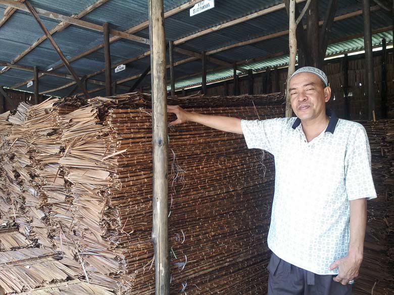 ATAP RUMBIO: Aprizal di kedai atap daun rumbia miliknya di Kulim, Tenayan Raya, Selasa (19/5/2019). *3/mirshal/riau pos