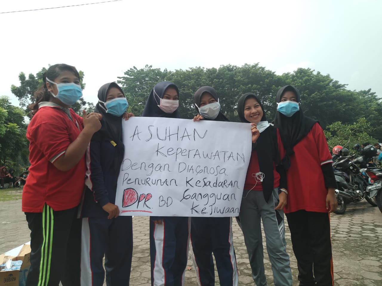 MEME PROTES: Beberapa mahasiswi membentangkan karton yang berisi kata-kata protes dengan dibuat dalam bentuk Meme, Kamis (26/9/2019).(HASANAL BULKIAH/RIAUPOS.CO)