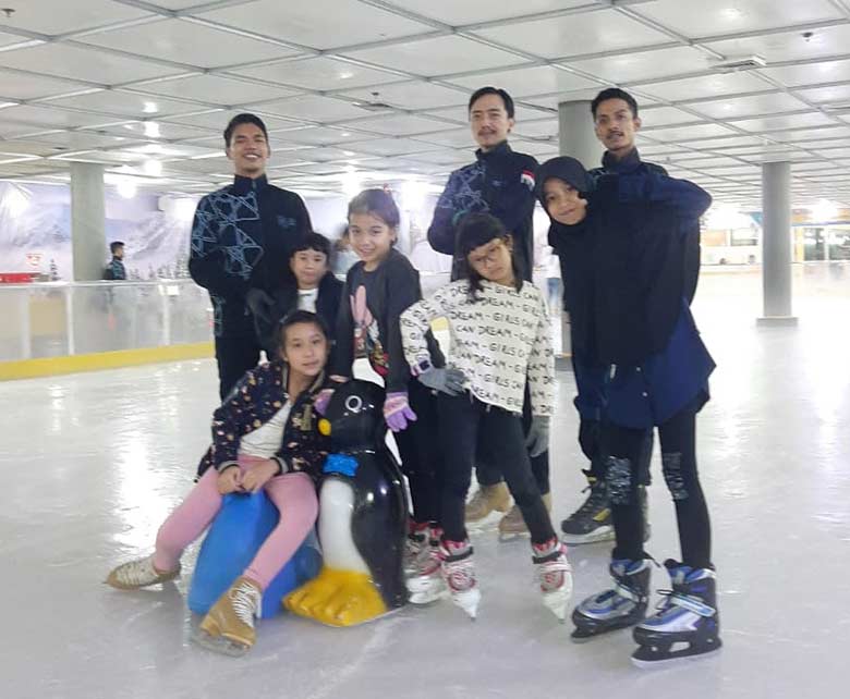 HADIR DI MAL: Olahraga ice skating kini sudah hadir di lantai 3 Mal SKA Pekanbaru, beberapa waktu lalu.