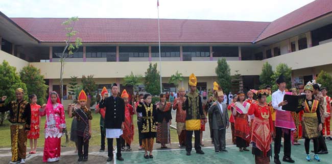 Pakaian adat: Siswa dan siswi SMP dan SMA Kusuma Pekanbaru mengenakan pakaian adat dalam rangka memperingati hari Sumpah Pemuda, Ahad (28/10/2018). cr2/mirshal/riau pos