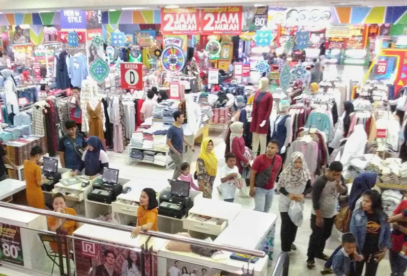 RAMAI PENGUNJUNG: Menjelang Hari Raya Idulfitri 1440 H, pusat perbelanjaan mulai ramai didatangi pengunjung yang ingin memberli keperluan untuk hari raya. Foto diambil di pusat perbelanjaan Ramayana, Jalan HR Soebrantas, Pekanbaru, Ahad (19/5/2019).