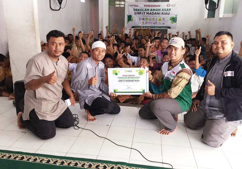 FOTO BERSAMA: Dari kanan, Direktur Eksekutif Swadaya Ummah Pekanbaru Joni Safriadi, Direktur Penyaluran dan Pendayagunaan Lazis Jateng Didin Pathudin SSi, Kepala SMP IT Madani Mukhsin Nurhalis SSi dan salah satu host berfoto bersama saat peresmian sekolah