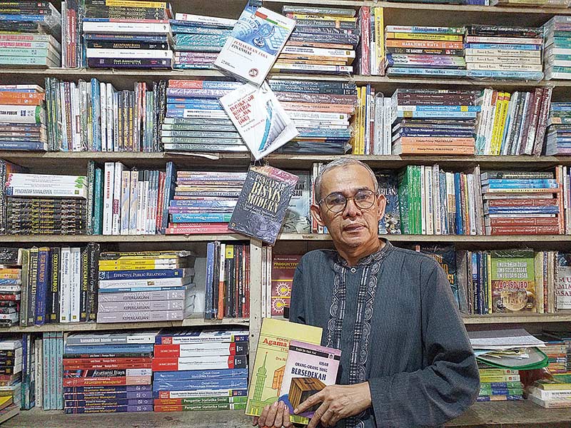 BUKU LAMA: Muhammad Sabri, pemilik toko buku-buku lama Mutiara Ilmu di  Pekanbaru, Kamis (25/4/2019).
