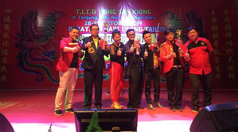 Foto bersama: Para pemenang lomba menyanyi lagu pop mandarin terlihat berfoto bersama usai memperoleh hadiah yang telah disediakan oleh panitia di HUT Dewa Chu Hu Tai Din, Selasa (29/10/2019). Prapti Dwi Lestari/Riau Pos