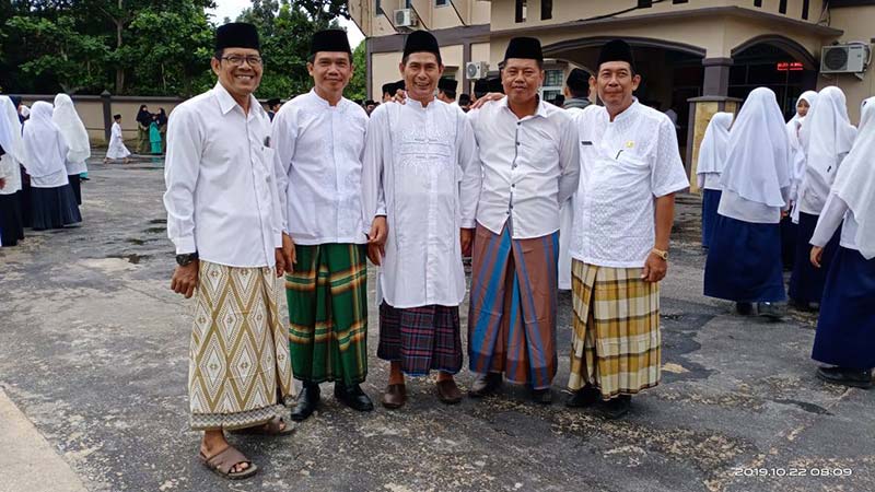 PAKAI SARUNG: Sejumlah guru memakai sarung saat memperingatan Hari Santri Nasional, Selasa (22/10/2019). ABU KASIM/RIAU POS
