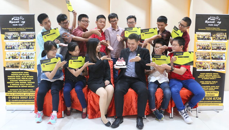 MERAYAKAN: Trainer Randy Tunggeleng (tengah) bersama para peserta di Kota Perawang merayakan pencapaian batch ke-50 Workshop Public Speaking Made Easy, Kamis (9/5/2019).
