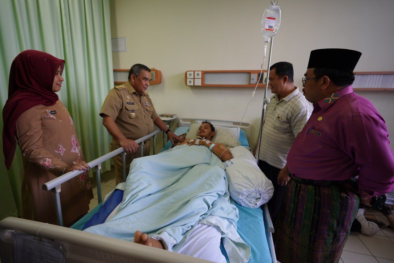 Gubri Edy Natar saat mengunjungi korban erupsi gunung Marapi yang dirawat di RSUD Arifin Achmad, Jumat (15/12/2023.