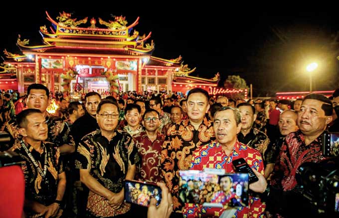 Gubernur Riau H Syamsuar, Kapolda Riau Irjen Pol Mohammad Iqbal, Sekda Kota Dumai H Indra Gunawan bersama masyarakat Tionghoa saat memberikan keterangan pers dalam perayaan Imlek bersama 2547 di Klenteng Hock Liong Kiong, Sabtu (28/1/2023).