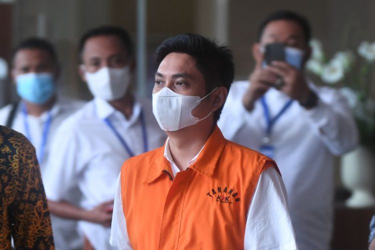 Tersangka kasus dugaan suap Mardani H Maming berjalan keluar usai menjalani pemeriksaan di gedung KPK, Jakarta, Jumat (12/8/2022).