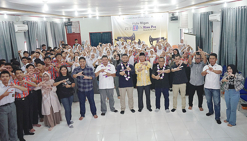 Analis Departemen Operasi SKK Migas Perwakilan Sumbagut Muhammad Imaduddin Abdul Rohim, Field Goverment and Public Affair Officer PT Imbang Tata Alam Iswardi, Kepala SMAN 1 Tebingtinggi Poyadi, Direktur Riau Pos Asmawi Ibrahim, Field Goverment and Public