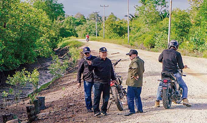 Kepala Dinas PUPR Kepulauan Meranti, Fajar Triasmoko MT (dua kiri) bersama jajaran mendampingi Tim Balai Pelaksanaan Jalan Nasional Riau meninjau lokasi pembangunan, Jumat (3/3/2023).