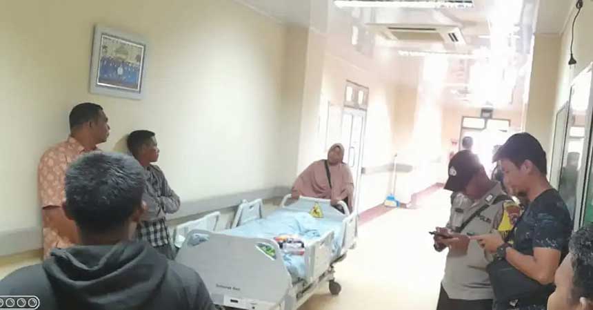 Beberapa warga Sakai, Duri, terlihat berduka atas meninggalnya Logam akibat bentrok dengan peaerja PT Panahatan di RSUD Kecamatan Mandau, Bengkalis, Sabtu (1/7/2023).