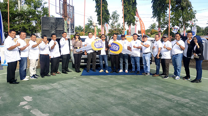 Bupati Rohul diwakili Staf Ahli Suharman Nasution SPi MM (delapan kanan) bersama Pemimpin Cabang BRI Pasirpengaraian Ardika Prasetyo (delapan kiri) usai menyerahkan secara simbolis kunci duplikat hadiah grand prize 2 unit mobil hasil pencabutan undian Pan