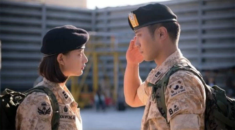 Seo Dae Young dan Yoon Myeong Joo (Descendants of the Sun) second lead couple dalam drama korea yang menyihir penonton.