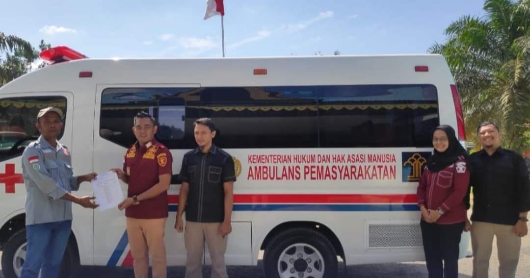Kepala KPR, Wan Rezwanda didampingi dokter dan tenaga medis Rutan Rengat saat menerima ambulance dari pihak Dirjenpas RI, Selasa (20/6/2023).