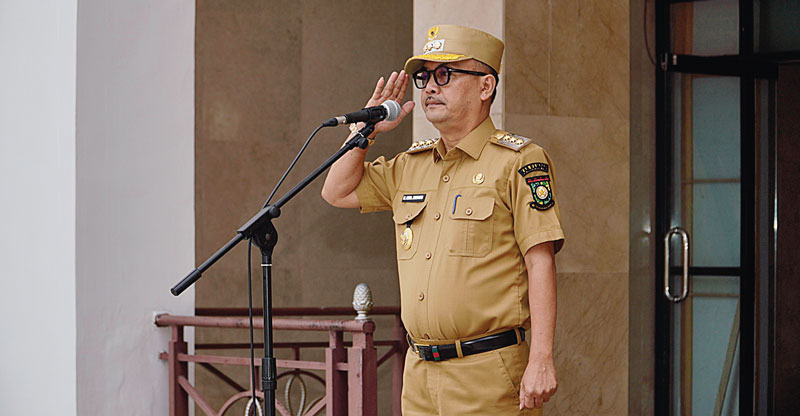 Pj Bupati Kampar Muhammad Firdaus saat memimpin apel di halaman Kantor Bupati Kampar, Bangkinang, Senin (6/11/2023).Â 