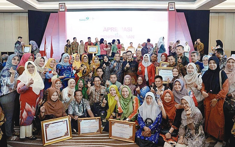 Perwakilan Pemko Dumai foto bersama penerima penghargaan pada Harganas ke-30 di Palembang, Sumatera Selatan,  Selasa (4/7/2023).