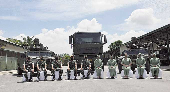 Danrem 031/WB Brigjen TNI Parlindungan Hutagalung ditemani Ketua Persit KCK Koorcab Rem 031 PD I BB Mira Parlindungan Hutagalung, berfoto bersama Komandan Batalyon Arhanud 13/PBY Letnan kolonel Arh Riyanto Budi Nugroho M Han di depan kendaraan taktis mili