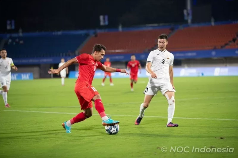 Striker Timnas Indonesia U-23 Egy Maulana Vikri saat dikawal pemain Kirgistan U-23 di laga awal Grup F Asian Games 2022.