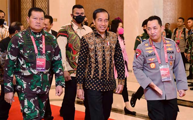 Presiden Joko Widodo (tengah) didampingi Panglima TNI Yudo Margono (kiri) dan Kapolri Listyo Sigit (kanan) menghadiri Rapat Pimpinan TNI dan Polri Tahun 2023 di The Sultan Hotel, Jakarta, Rabu (8/2/2023).