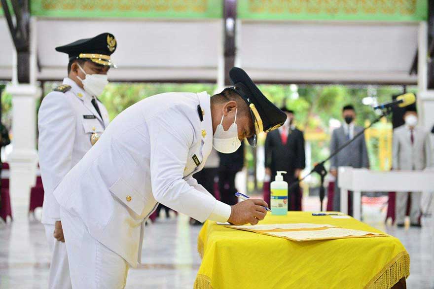 Gubernur Riau Syamsuar melantik Bupati Pelalawan Zukri Misran dan Wakil Bupati Pelalawan Nasarudin di Balai Pelangi Gedung Daerah Provinsi Riau, Pekanbaru, Senin (26/4/2021).