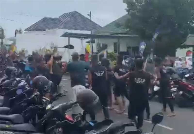 Atlet pada Festival Pacu Sampan Tradisional di Tepian Trio Amanah Rengat saling serang hingga sejumlah atlet mengalami luka, Selasa (11/7/2023).