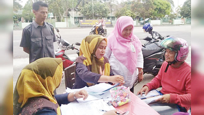 Petugas UPT Dukcapil Mandau melakukan pelayanan jemput bola kepada masyarakat untuk mengurus dokumen kependudukan di Lapangan Simpang Pokok Jengkol depan Kantor Koramil, Mandau, Rabu (10/5/2023).