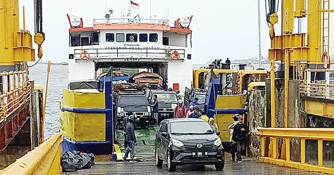Aktivitas transportasi laut di Pelabuhan Dumai. Sebagai daerah yang berada di pesisir, keberadaan transportasi seperti ini sangat diperlukan masyarakat. Foto diambil baru-baru ini.