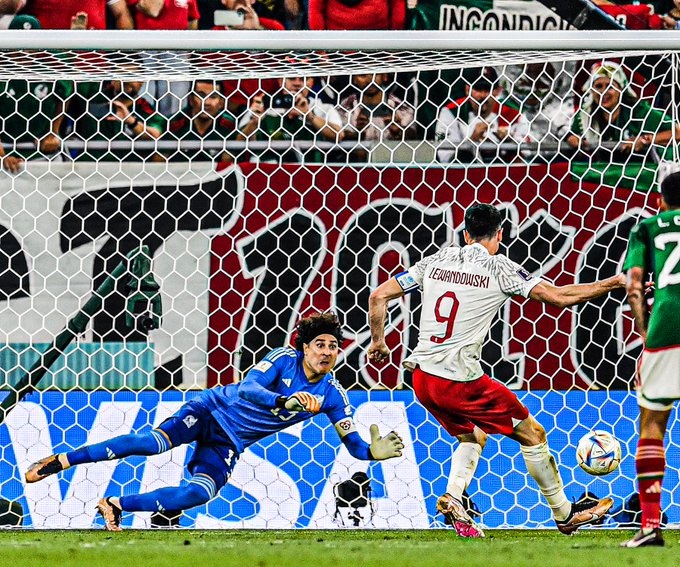 Kiper Meksiko Guilermo Ochoa tampil gemilang menepis eksekusi penalti penyerang polandia, Robert Lewandowski saat bermain imbang 0-0 pada laga Grup C Piala Dunia Qatar 2022 di di Stadium 974, Doha, Rabu (23/11/2022) dini hari WIB.