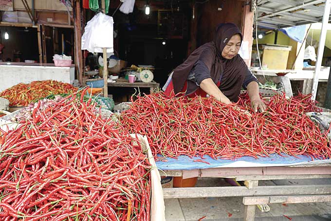 Pedagang menata  cabai merah di kios pasar Jalan Agus Salim, Kota Pekanbaru, Senin (12/6/2022). Harga cabai merah medan saat ini dijual Rp25.000 per kilogram.