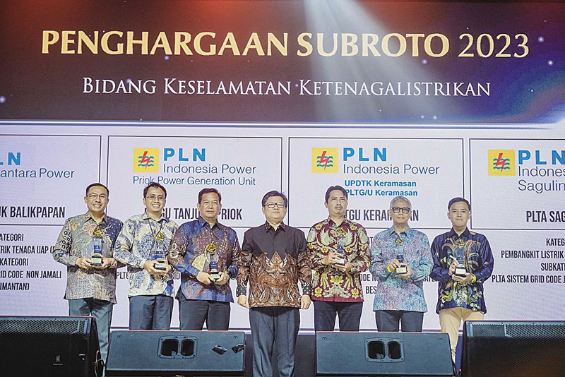 Team Leader Keselamatan, Kesehatan Kerja, dan Keamanan UPDK Pekanbaru (kanan) bersama staf menunjukkan Piala dan Piagam Penghargaan Subroto 2023.