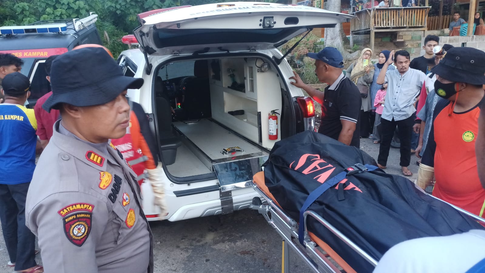 Korban tenggelan di Dam PLTA Kotopanjang yang berada di dekat Lubang Kolam akhirnya ditemukan mengapung di Dusun Rantau Berangin oleh warga yang sedang mencari ikan, Rabu (4/5/2022).