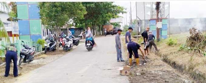 Tim Penggerak PKK Desa Balai Makam, Kecamatan Bathin Solapan menggelar gotong royong bersama warga Perumnas Kualo Mudo, Ahad (25/6/2023).
