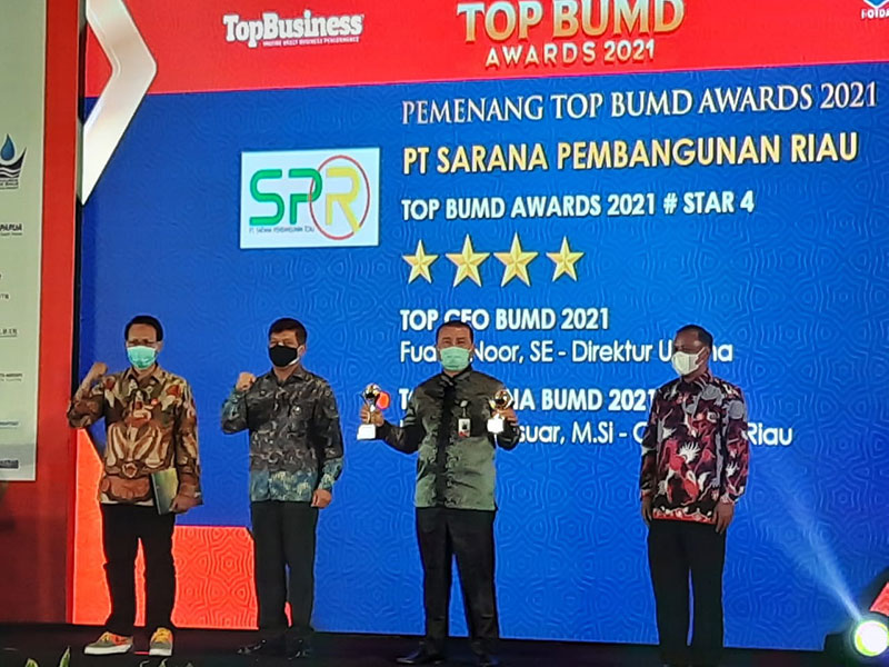 Direktur PT SPR Fuady Noor SE (dua kanan) saat menerima penghargaan sebagai  Top BUMD Award dan Top CEO BUMD Award 2021, Jumat (10/9/2021) di Jakarta.