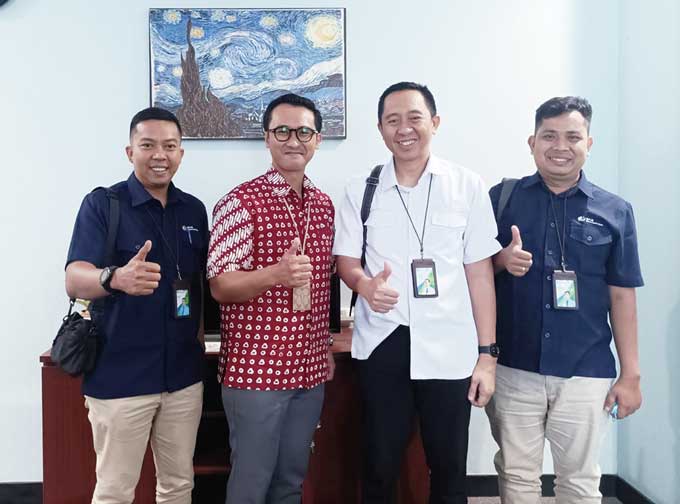 Kepala Kantor BPJS KeÂ­tenagakerjaan Cabang Kota  Dumai dan tim foto bersama Pimpinan Cabang Bank BRI Dumai Pradia Baradi, Jumat (24/2/2023).