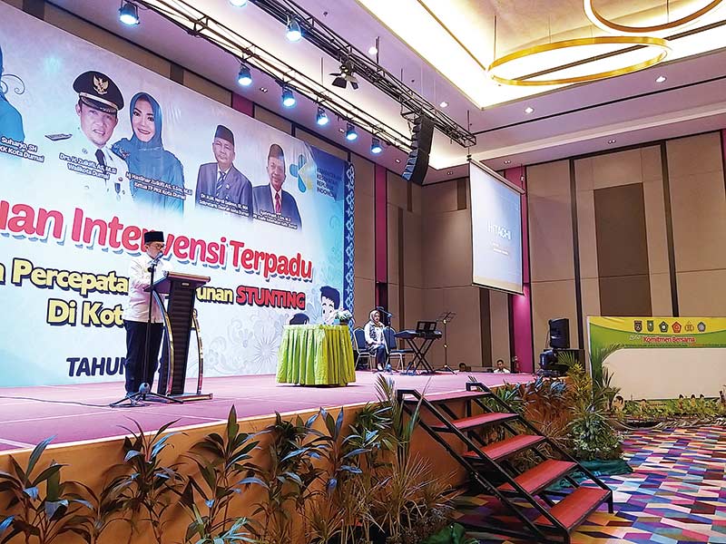 BUKA KEGIATAN: Wali Kota Dumai Zulkifli As membuka  kegiatan  Pertemuan Intervensi Terpadu dalam upaya percepatan penurunan stunting di Kota Dumai, Rabu (12/2/2020).( hasanal bulkiah/riau pos )