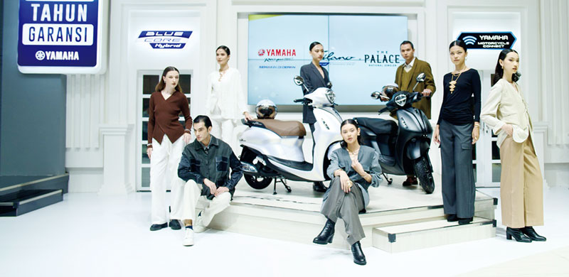 Aksi para model saat fashion show di booth  IMOS+ 2023 yang merupakan kolaborasi Yamaha dan The Palace Jeweler, baru-baru ini.