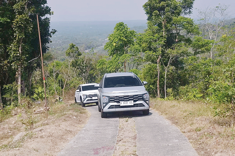 Hyundai Stargazer X melintasi medan jalan di kawasan Magelang saat sesi media test-drive dengan rute Yogyakarta-Solo, Selasa (29/8/2023).