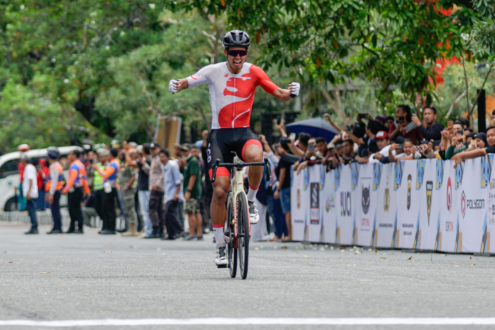 Sebanyak 62 pembalap sepeda Tour de Siak 2022 berlaga pada Etape III Pekanbaru City Race sepanjang 120 kilometer (Km). Ahad (4/12/2022). Boon Kiyak Yeo, pembalap sepeda dari Singapura berhasil menjadi pemenang dalam Etape III Pekanbaru City Race Tour de S