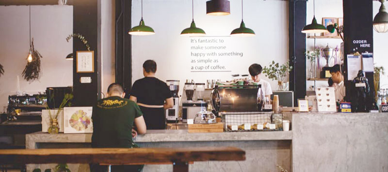 Suasana di dalam sebuah kafe. Kini usaha kafe dan kedai kopi mulai banyak menjamur.