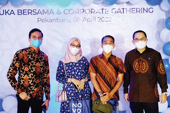 GM Novotel Hotel Pekanbaru Sentot Lasiyanto (paling kanan) foto bersama tamu dalam agenda Corporate Gathering, Jumat (8/4/2022).