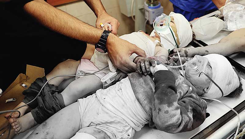 Dua anak Palestina yang terluka mendapat perawatan dari tim medis di Rumah Sakit Al-Aqsa menyusul pemboman Israel di Deir el-Balah, Jalur Gaza tengah, Rabu (15/11/2023).